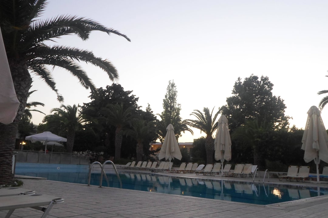 Basen wieczorem Kipriotis Hippocrates Hotel