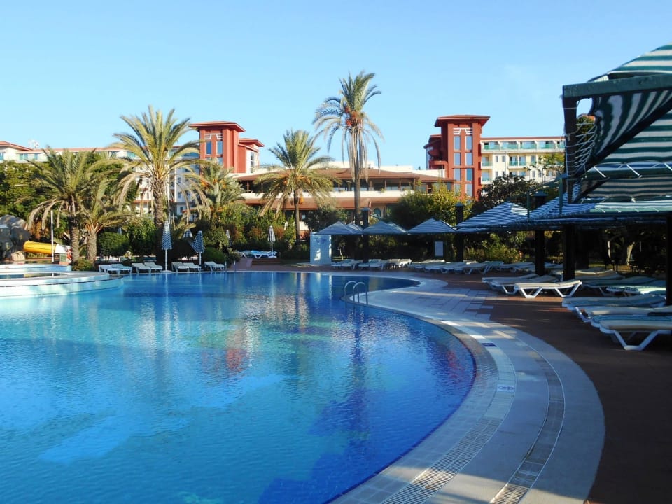 Ausreichend Platz am Pool Belconti Resort Hotel