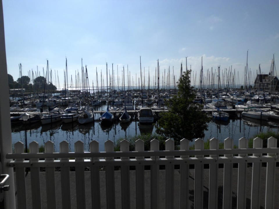 Blick vom Balkon auf die Marina Roompot Marinapark Volendam