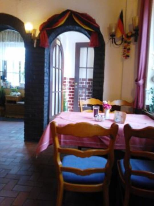 Blick ins Restaurant richtung Ausgang Hotel Konert