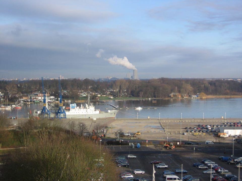 Blick auf Hafen aus Zimmer 676 ScanHotels City Rostock