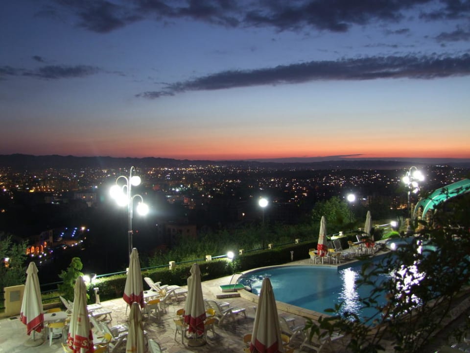 Ausblick über Tirana Hotel Chateau Linza