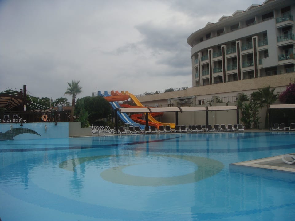 Grosser Pool mit Blick auf die Rutschen Aydinbey Kings Palace & Spa