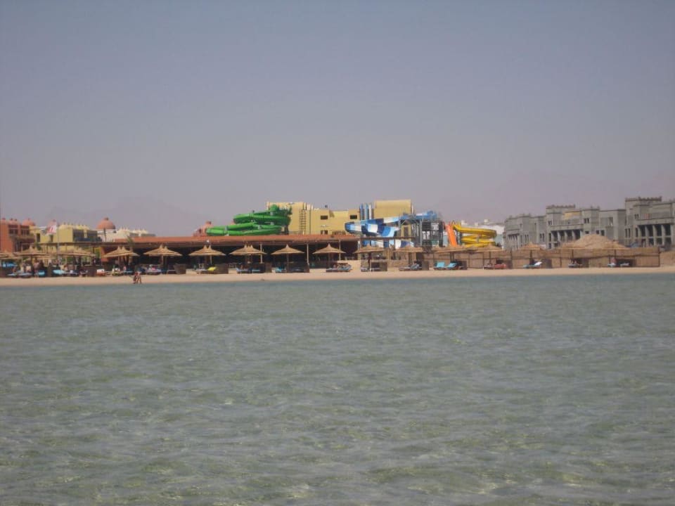Hotelansicht vom Strand aus mit Rohbau Titanic Beach Spa & Aqua Park