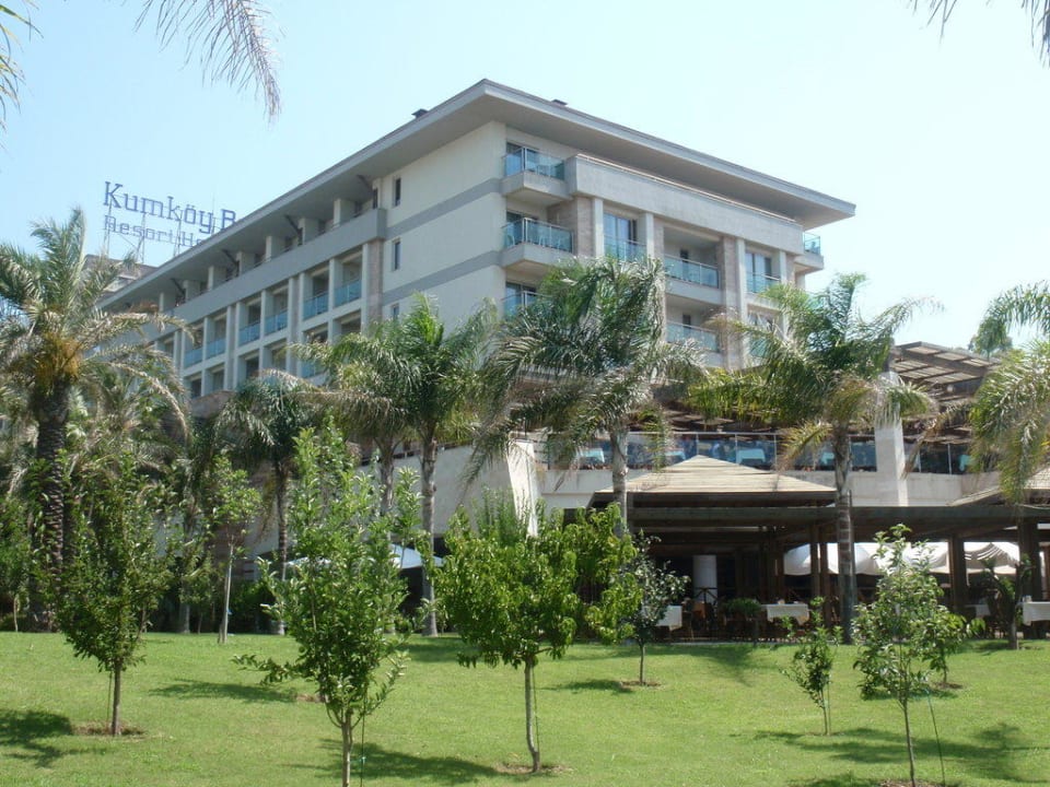 Eines der Hotelgebäude Sunis Kumköy Beach Resort Hotel & Spa