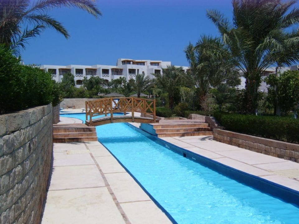 Brücke über den nächsten Pool Fort Arabesque Resort, Spa & Villas