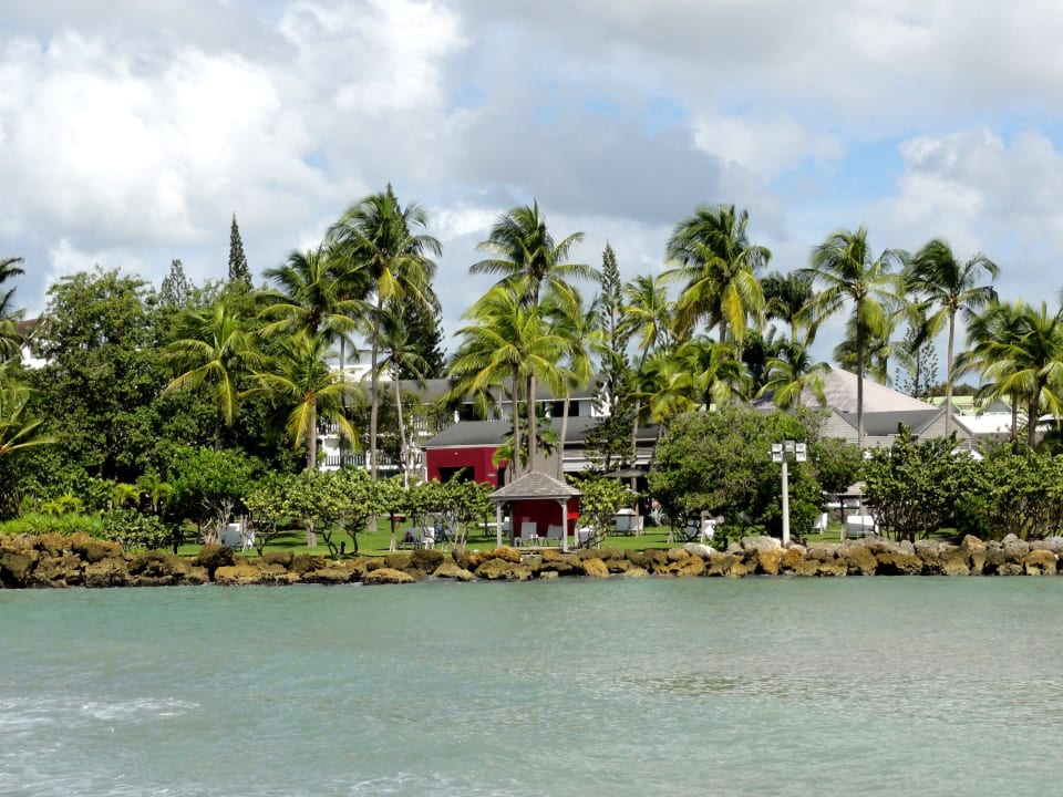 Blick von See auf den Hotelkomplex La Creole Beach Hotel & Spa