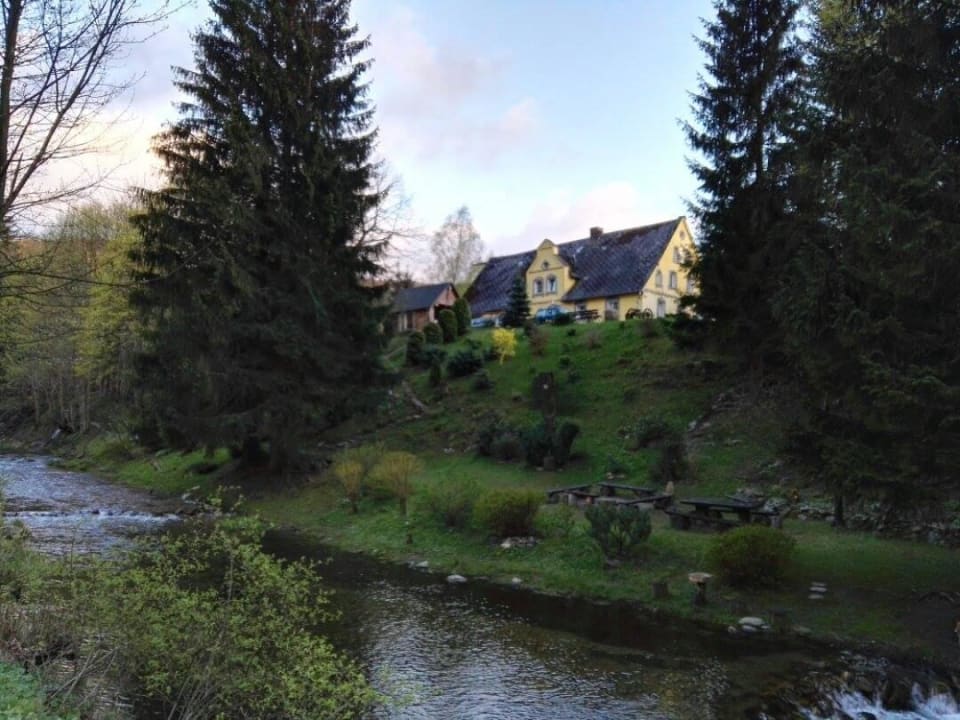 Niedzielówka od strony drogi Bauernhof Niedzielówka & Chatka Dziadka