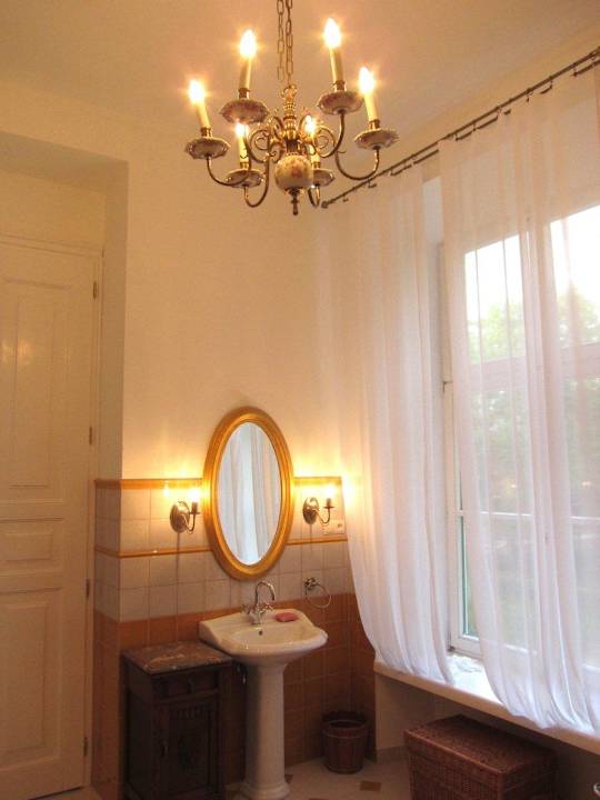 Żółty pokój; łazienka z wanna Hotel Pałac w Nakle