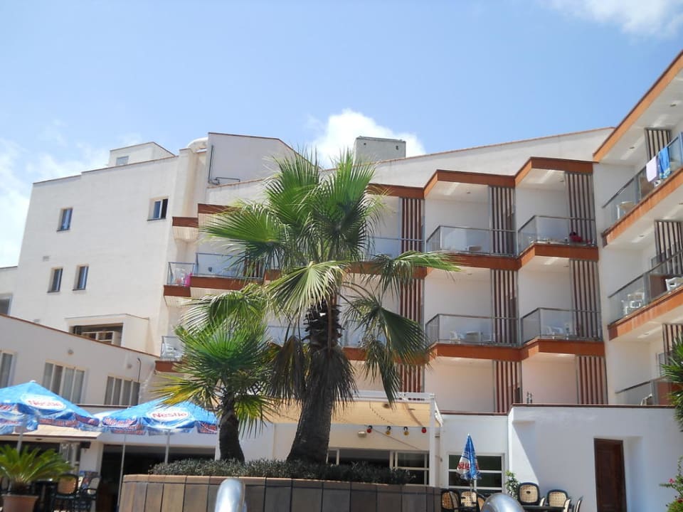 Blick von Pool auf Hotel Hotel Clumba