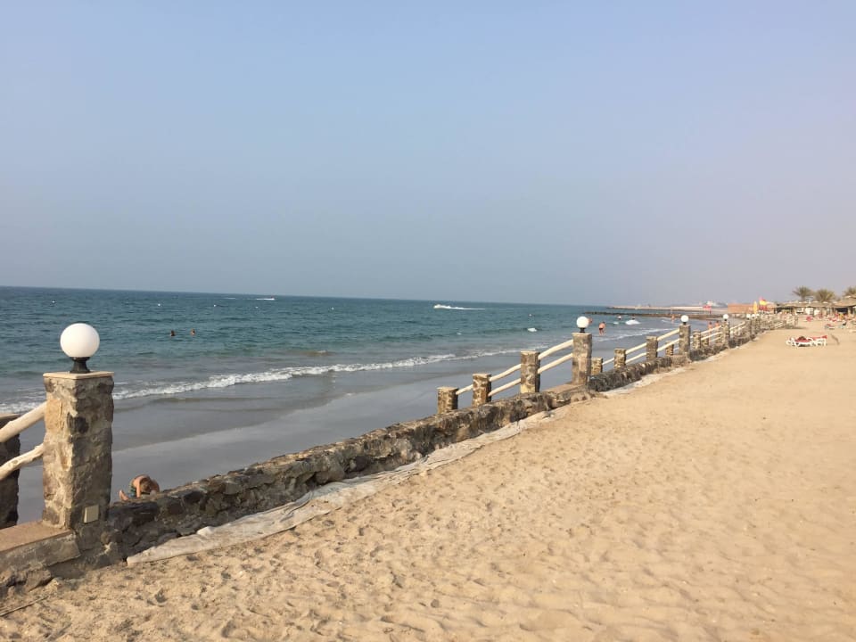 Strand bei Ebbe  The Cove Rotana Resort