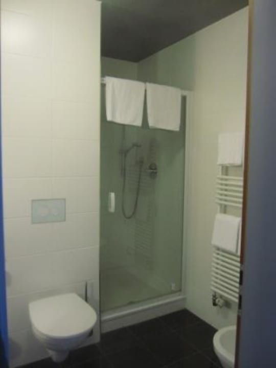 Bad mit geräumiger Dusche Kneipp- und WellVitalhotel Edelweiss