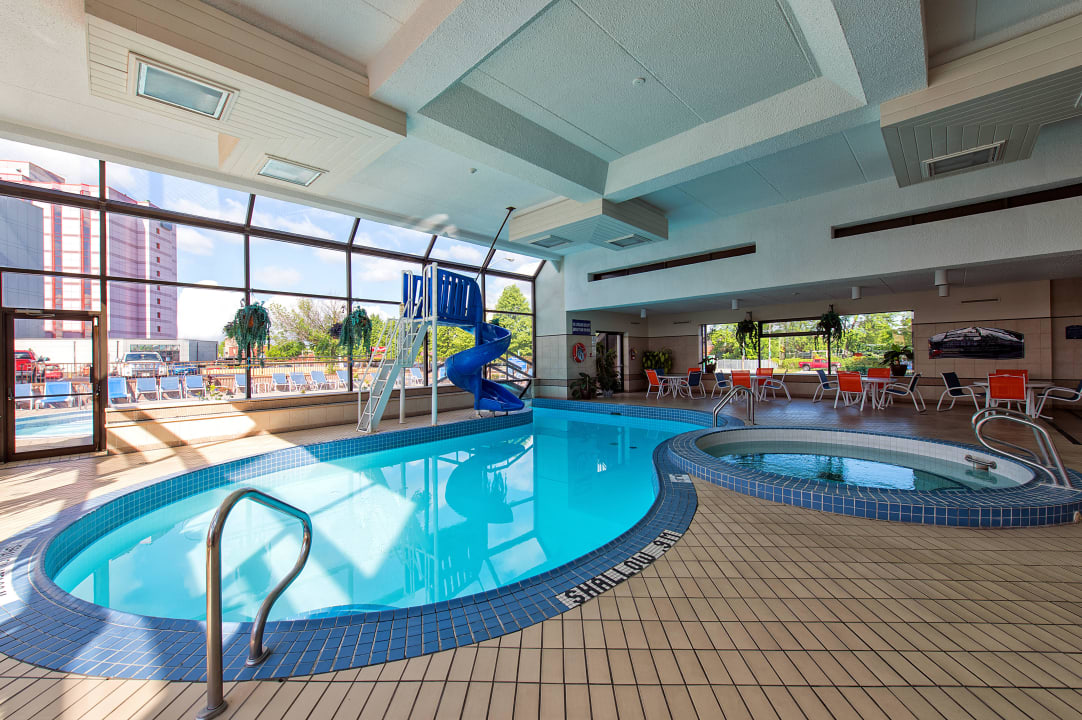 Howard Johnson Hotel by the Falls Swimming Pool Howard Johnson Hotel by Wyndham by the Falls Niagara Falls