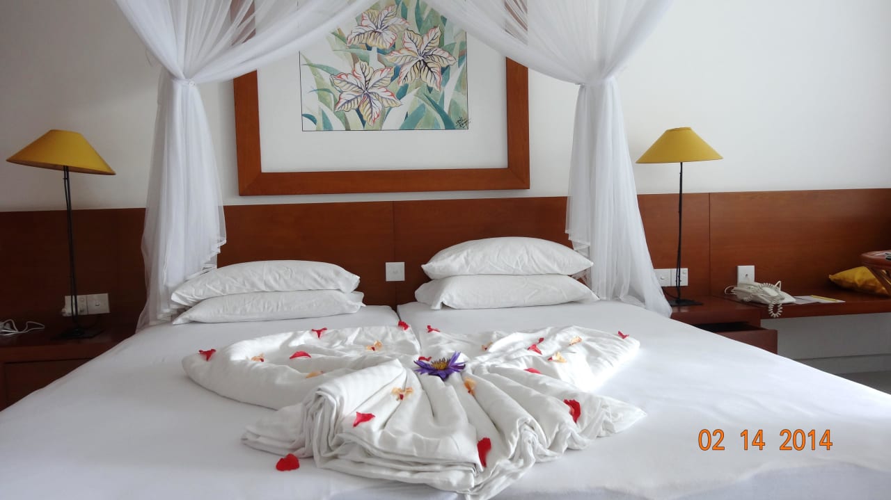 Liebevolle Dekorationen durch den Zimmerboy Hotel Lanka Princess Ayurveda