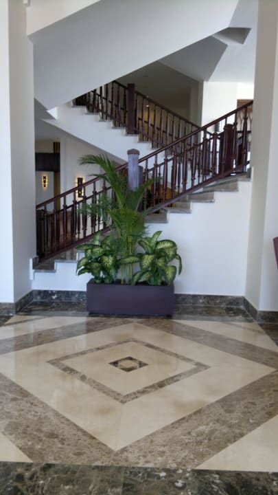 Treppenhaus hinter Lobby Steigenberger Aqua Magic