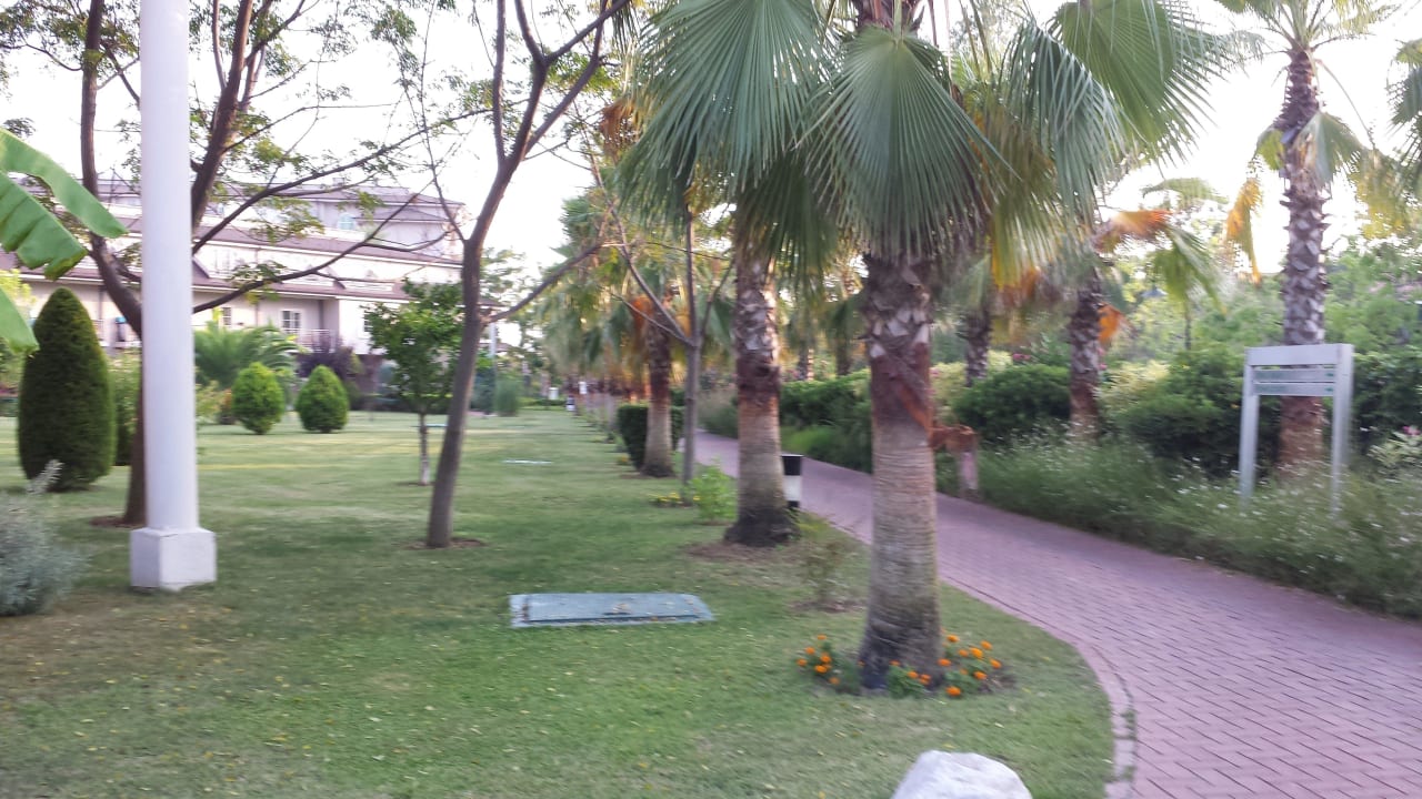 Weg zum Haupthaus Sunis Elita Beach Resort & Spa