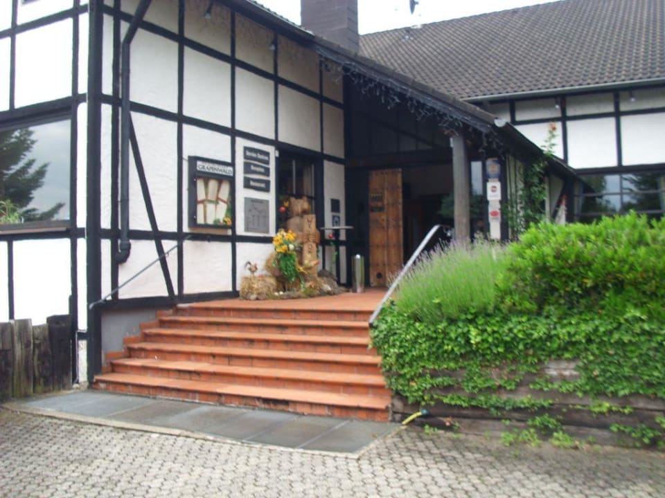 Eingang Sporthotel Grafenwald