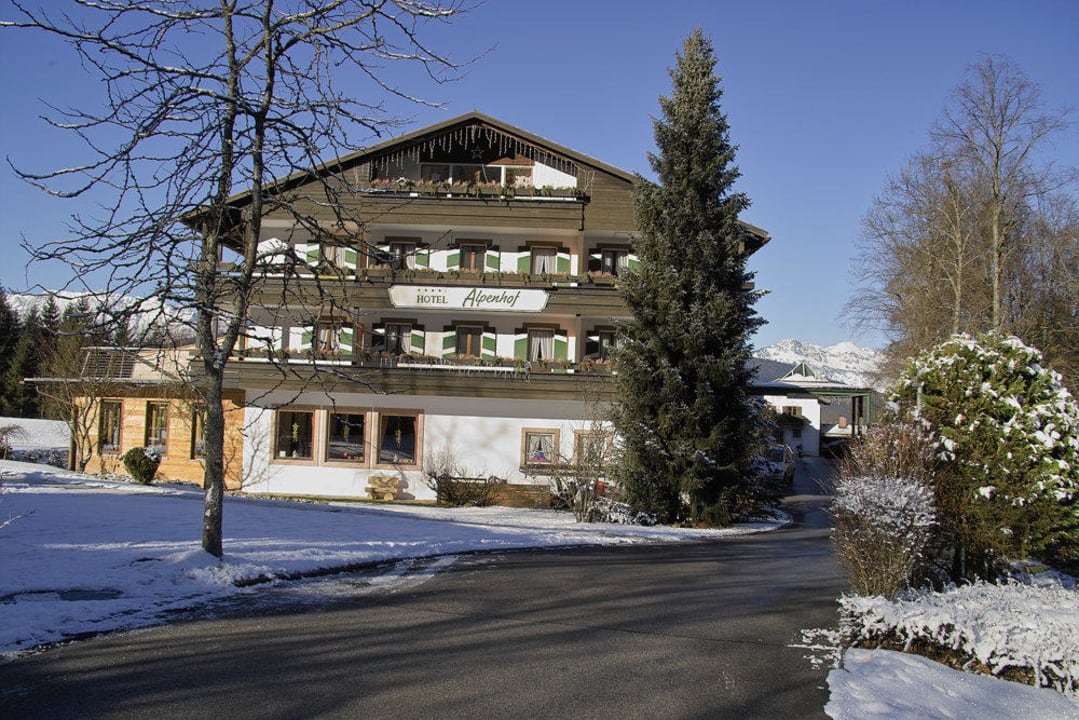 Stirnseite - Hoteleinfahrt Alm- & Wellnesshotel Alpenhof