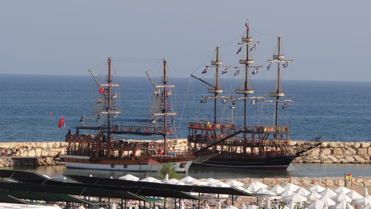Aussicht vom Zimmer auf die Piratenschiffe im Hafen Commodore Elite Suites & Spa - Adults only
