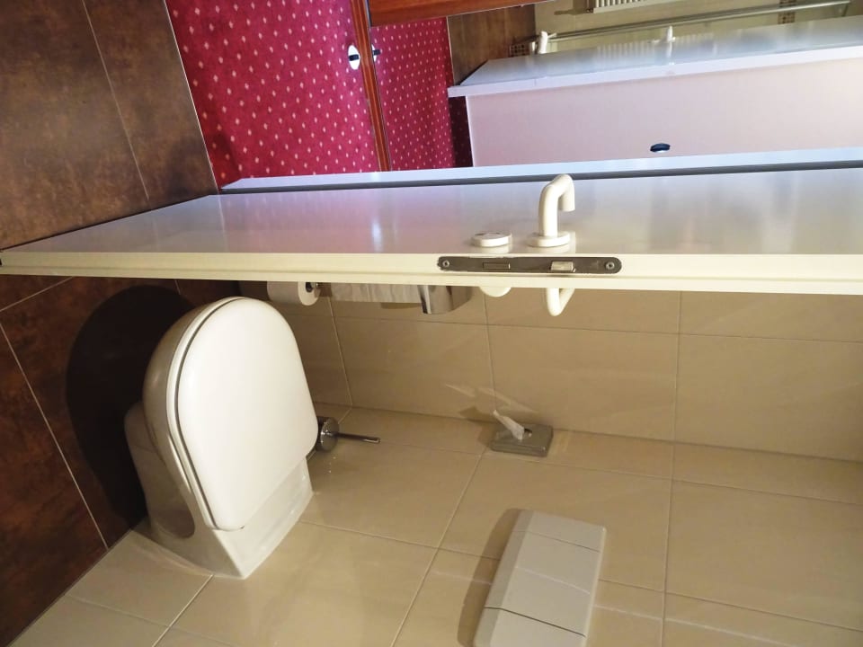 Bad nut WC, Blick in Flur mit Einbauschrank LOEV Hotel Rügen