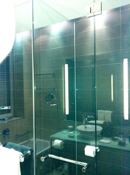 Im gläsernen Badezimmer Vienna House by Wyndham Andel's Berlin