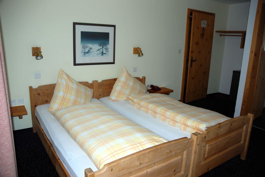 Standardzimmer im Arvenstil Hotel Bündnerhof