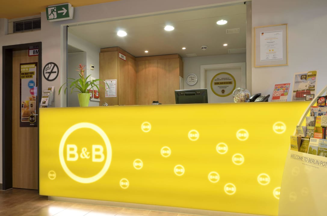 Rezeption B&B Hotel Berlin Genshagen-Süd