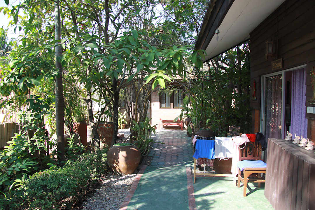 Zwischen den Bungalows Joy's House, Guesthouse Chiang Mai