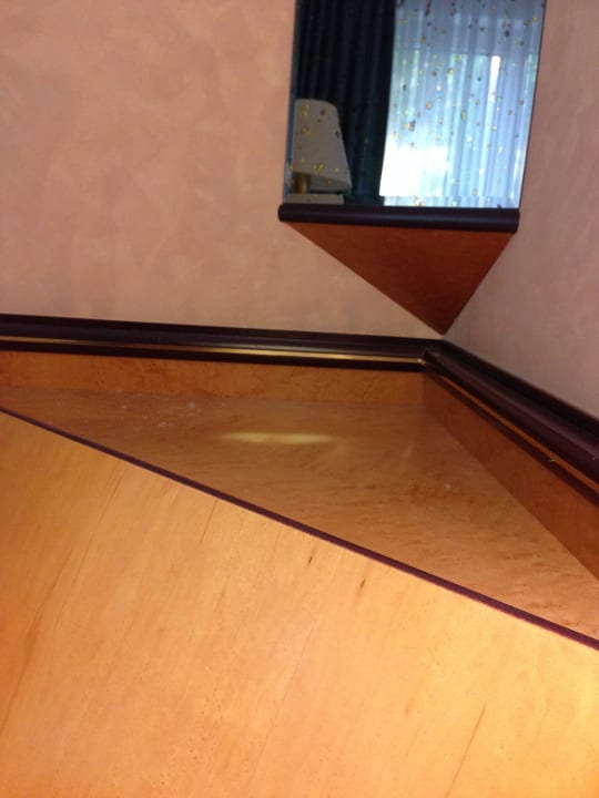 Rotolini di polvere sulla testiera del letto Hotel Gude