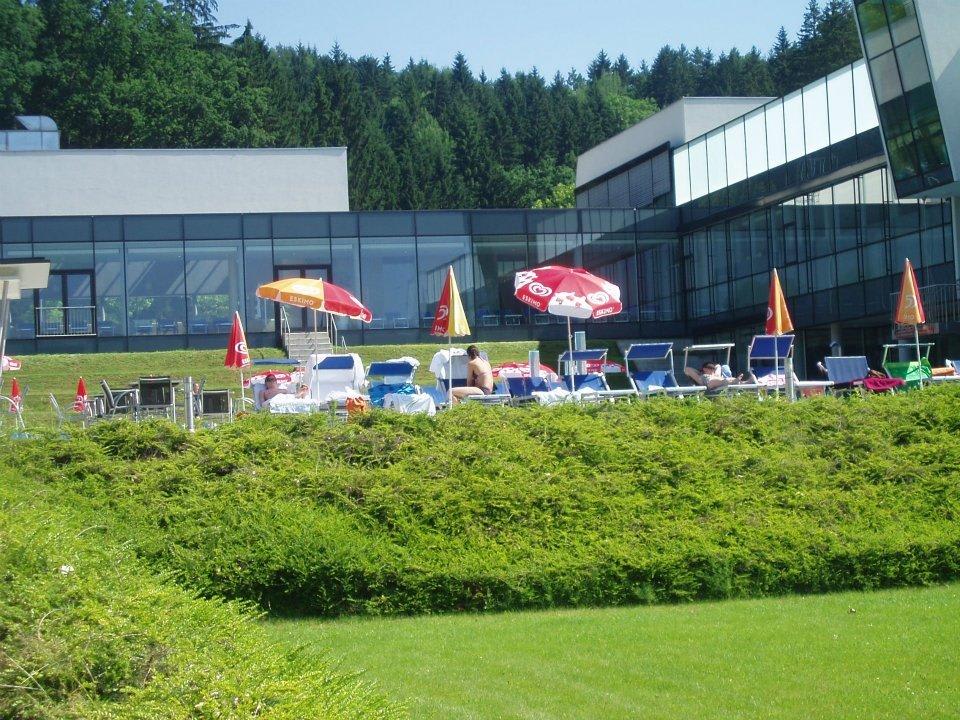 Ausblick von der Rutsche hoch zum Plateau Hotel & Therme NOVA