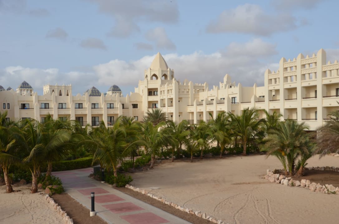 Im Hintergrund Hotelgebäude Hotel Riu Karamboa