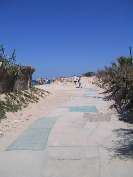 Teppiche aufn Weg zum Strand Hotel Tej Marhaba