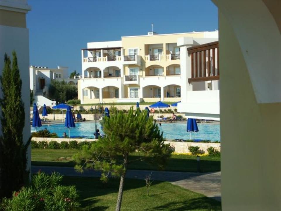 Seitenansicht Pool Neptune Luxury Resort