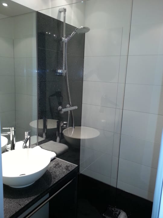 Bad mit Dusche Motel One Köln Waidmarkt