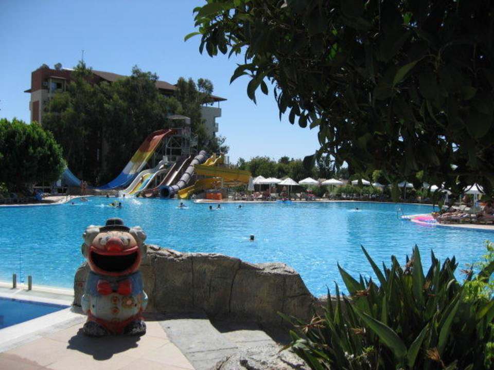 Einer der Pools mit 5 versch. Wasserrutschen Horus Paradise Luxury Resort & Club