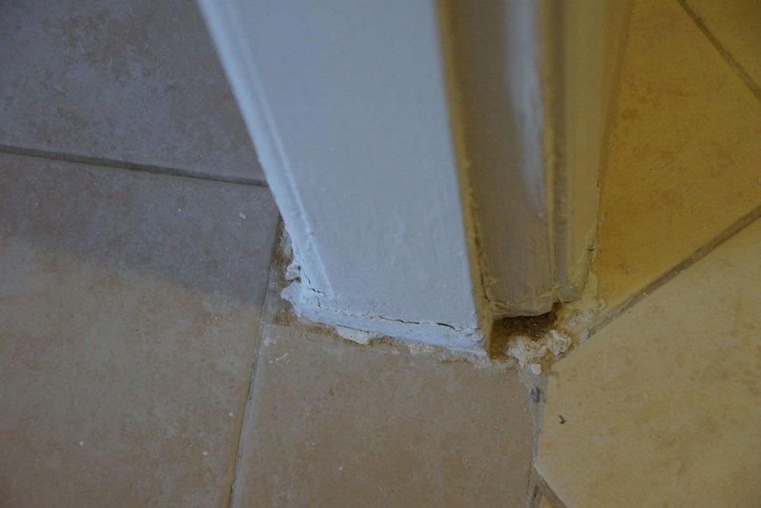 Drzwi łączące pokój z łazienką Hotel Astra Village