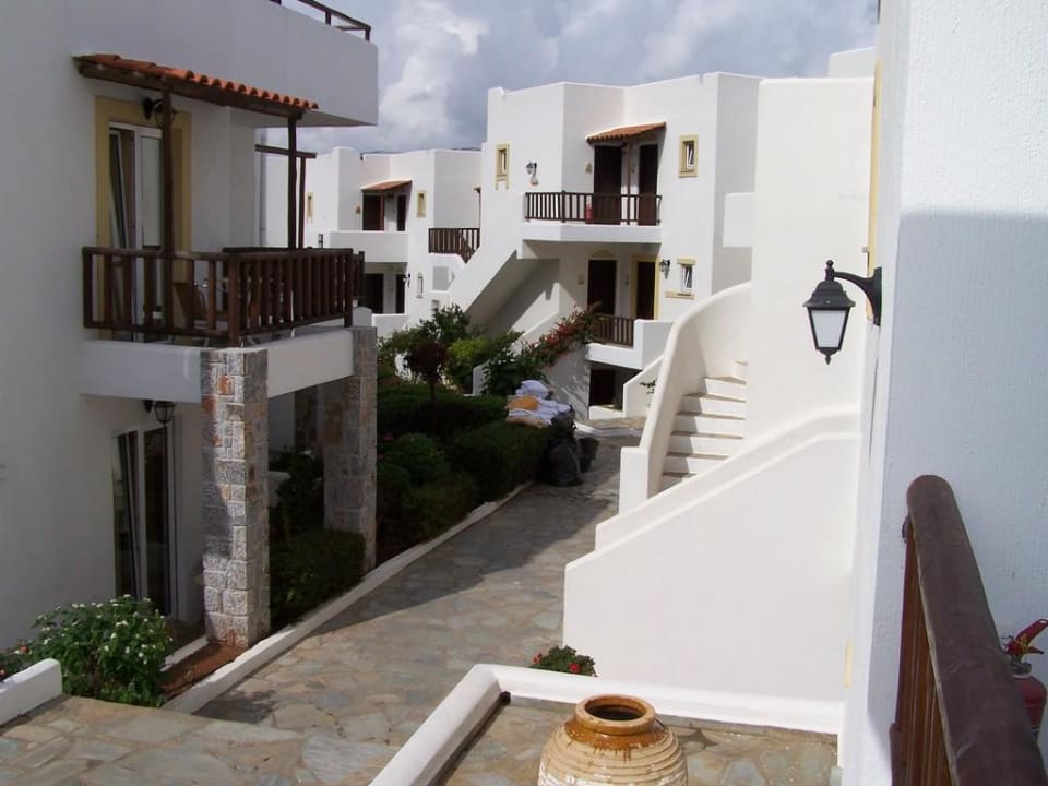 Weg zwischen den Gebäuden Alexander Beach Hotel & Village Resort