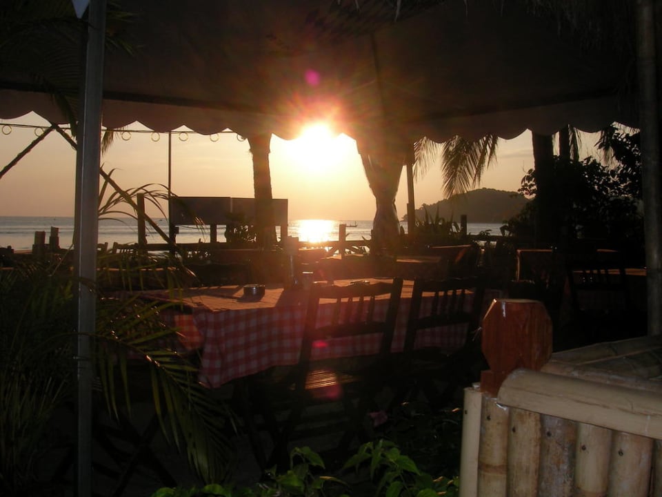 Sonnenuntergang im Biergarten Hotel Beach Garden Resort