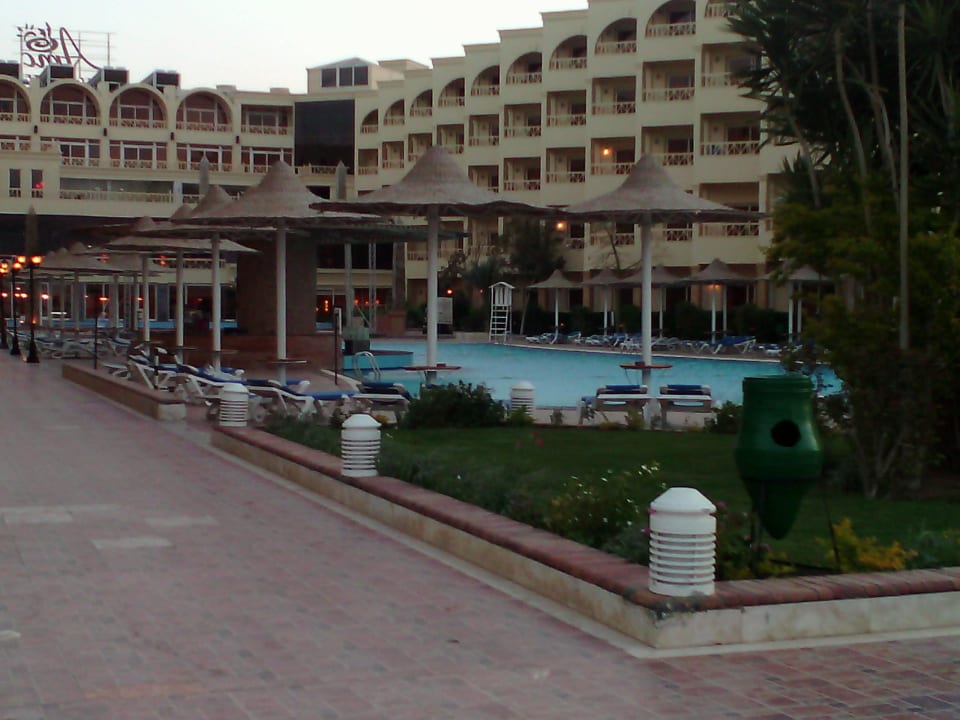 Вечером у бассейна AMC Royal Hotel & SPA