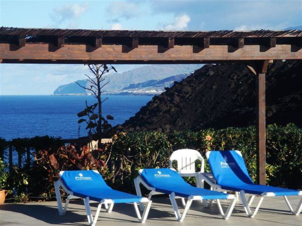 Blick von den Liegen zum Meer La Palma Princess