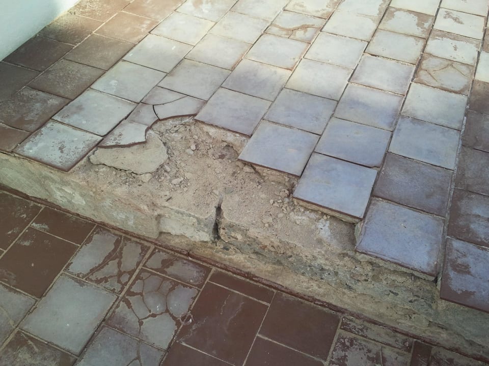 Defekte und ausgebrochene Fliesen im Strandbereich The Grand Hotel Hurghada