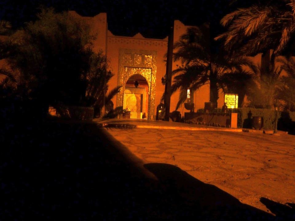Außenansicht bei Nacht Hotel Kasbah Tizimi