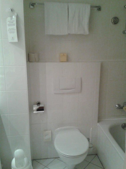 Zimmer - Bad - WC Hotel The Monarch