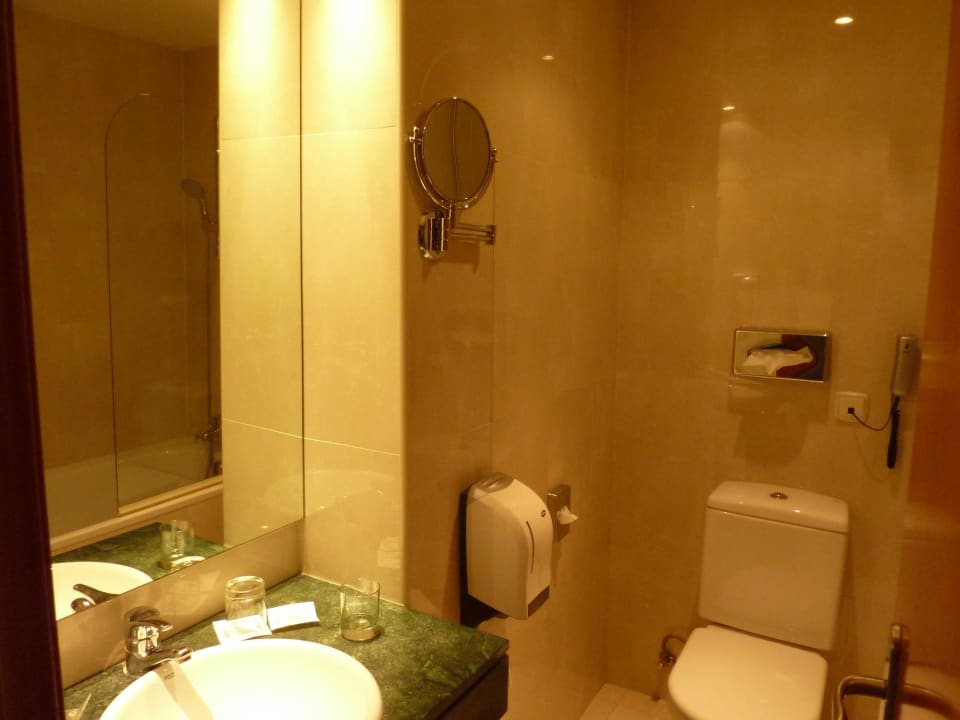 Kleines sauberes Bad. Jedoch fehlt eine Klobürste. Hotel Exe Vienna