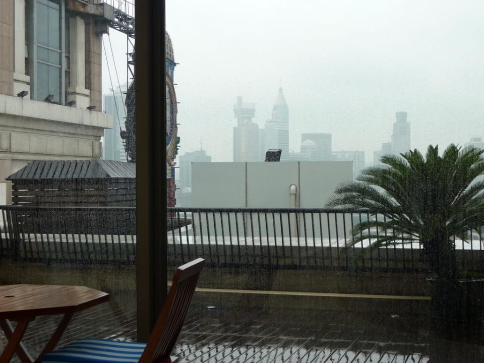 Aussicht Indoorpool Radisson Blu Hotel Shanghai New World