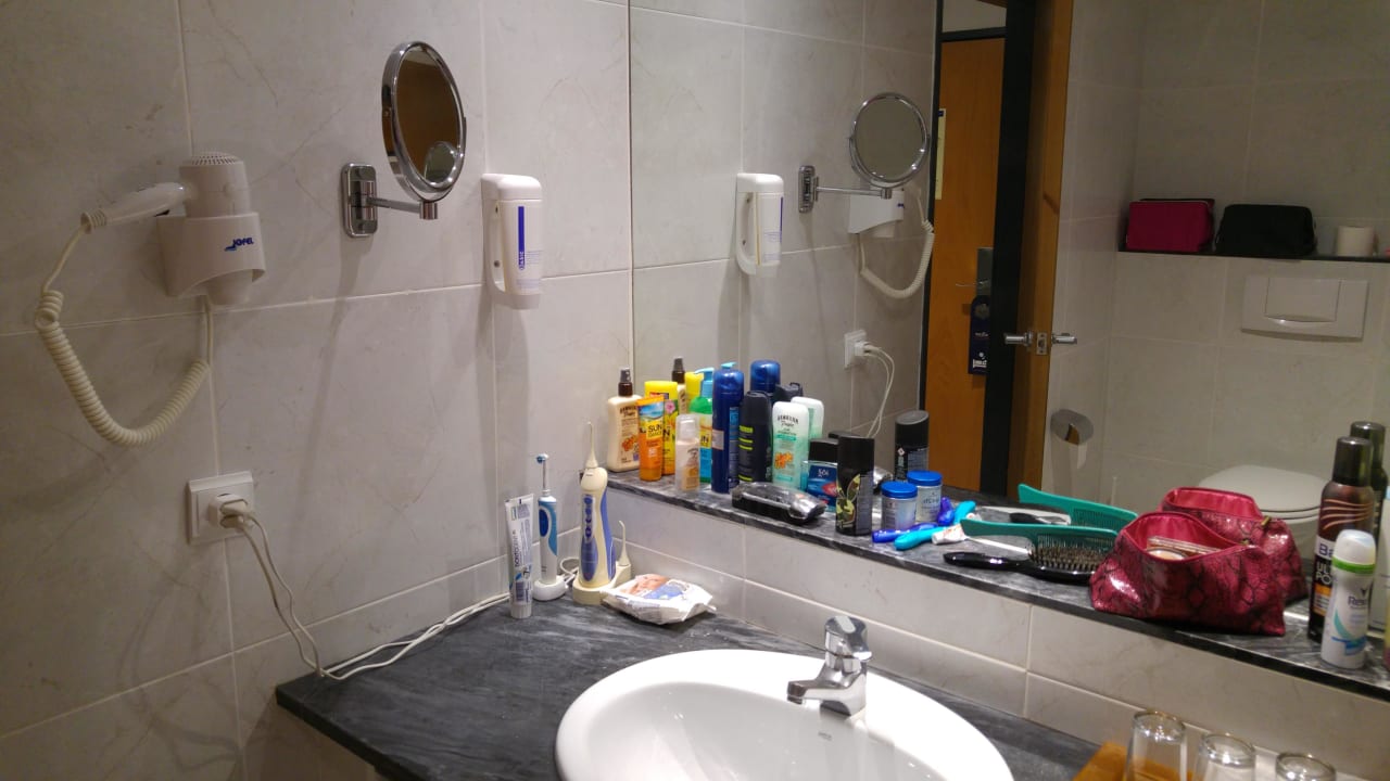 Grosser Ablagetisch im Bad allsun App.-Hotel Esquinzo Beach