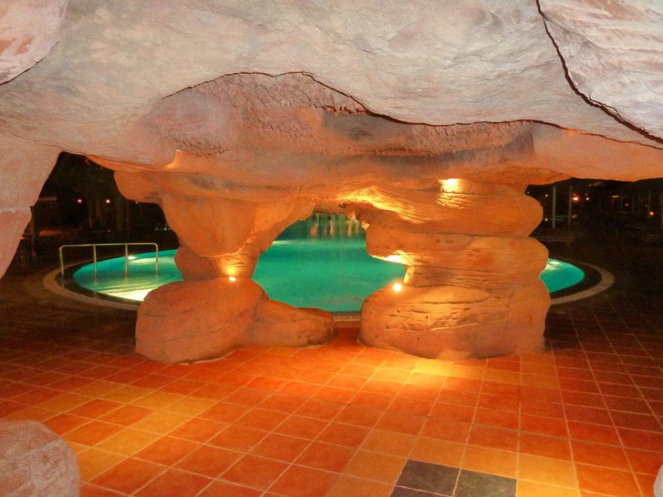 Unterm Wasserfall Charmillion Sea Life Resort