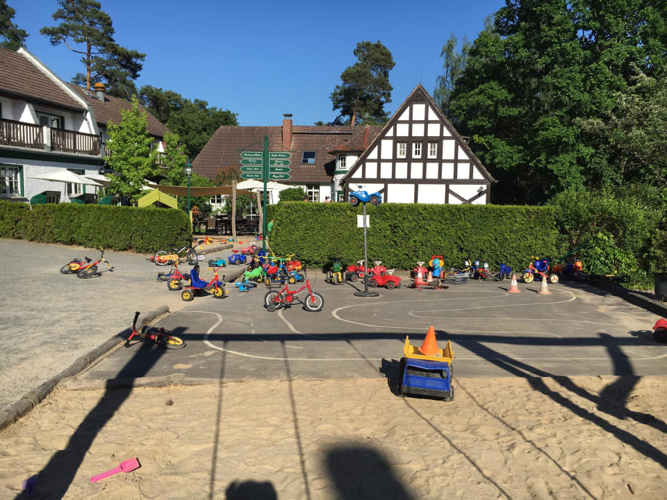 So viele Fahrzeuge  Familotel Borchard's Rookhus am See