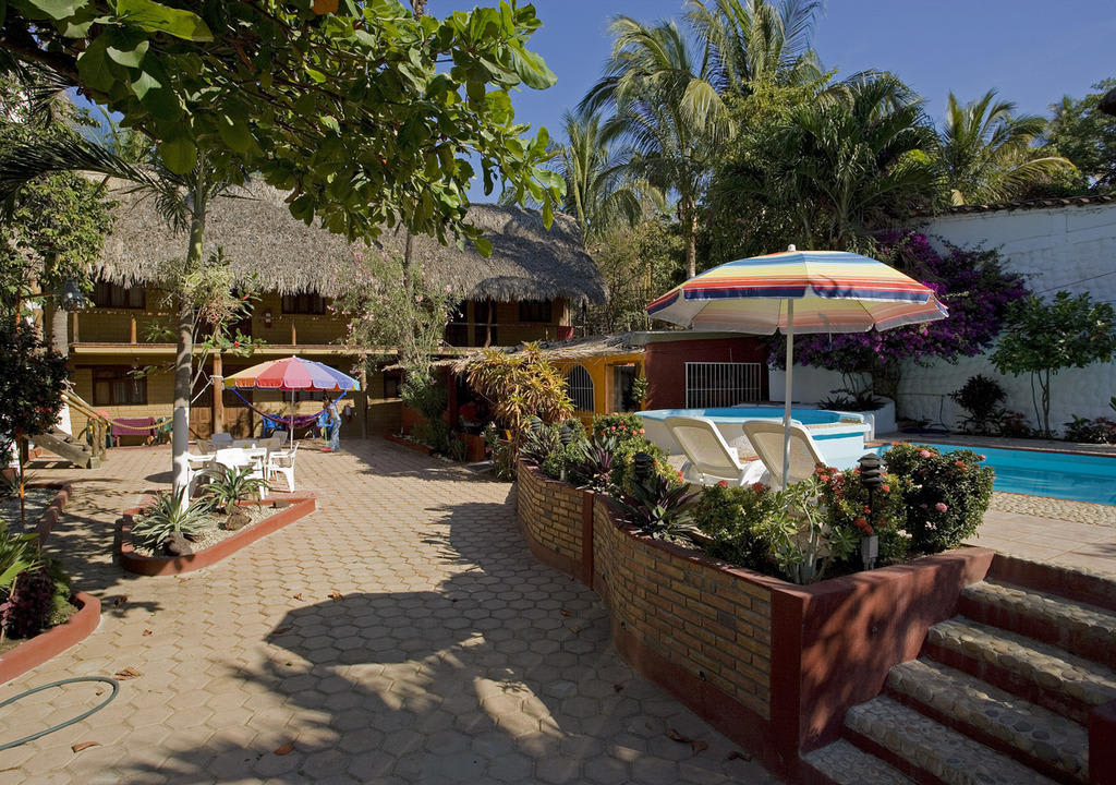 Pool (rechts) / Hotel (hinten) Hotelito Swiss Oasis