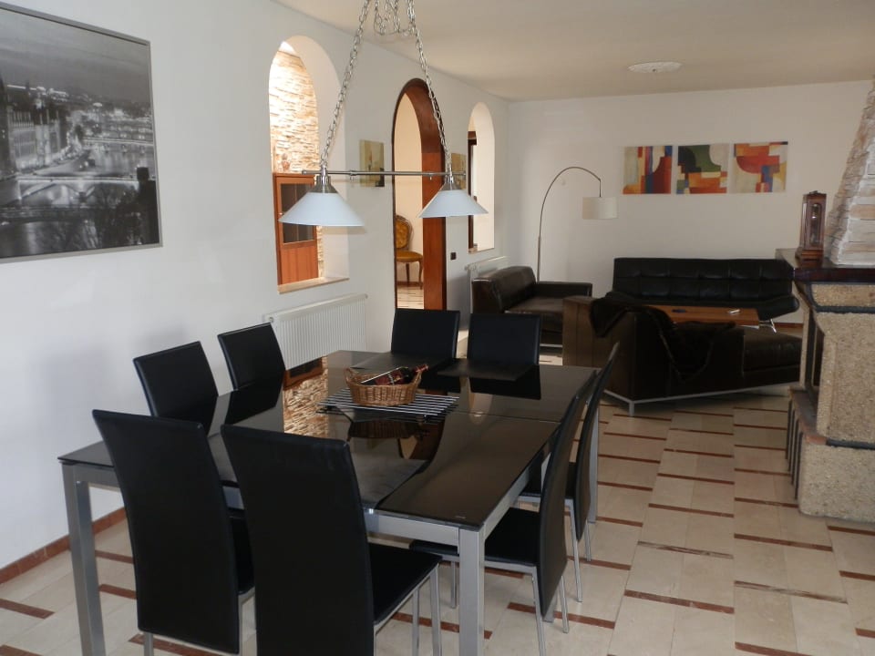 Großzügiger Salon mit Kamin der Ferienwohnung A Finca Arico